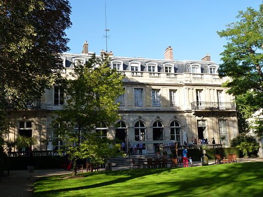Hôtel de Clermont (actuel Ministère des relations avec le Parlement), 69 rue de Varenne, où Séguin aurait hébergé ses poulains.