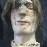 Masque mortuaire d'un étudiant vétérinaire, décédé en 1836 après l'avoir contractée en se coupant lors d'une autopsie de cheval — Musée Fragonard EnvA